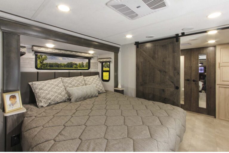 Paradigm of Luxury 370FB_bedroom